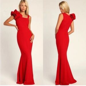 NWT Lulus Lucette Red Sleeveless Ruffled Sleeve
Maxi Dress, Medium.